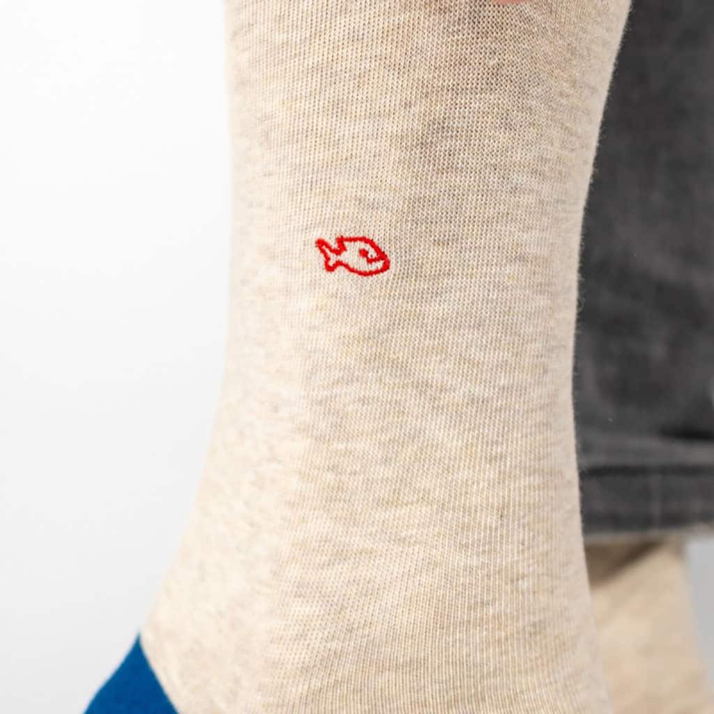 Une paire de chaussettes en coton peigné unies beige chiné Billybelt, vue de coté sur fond blanc