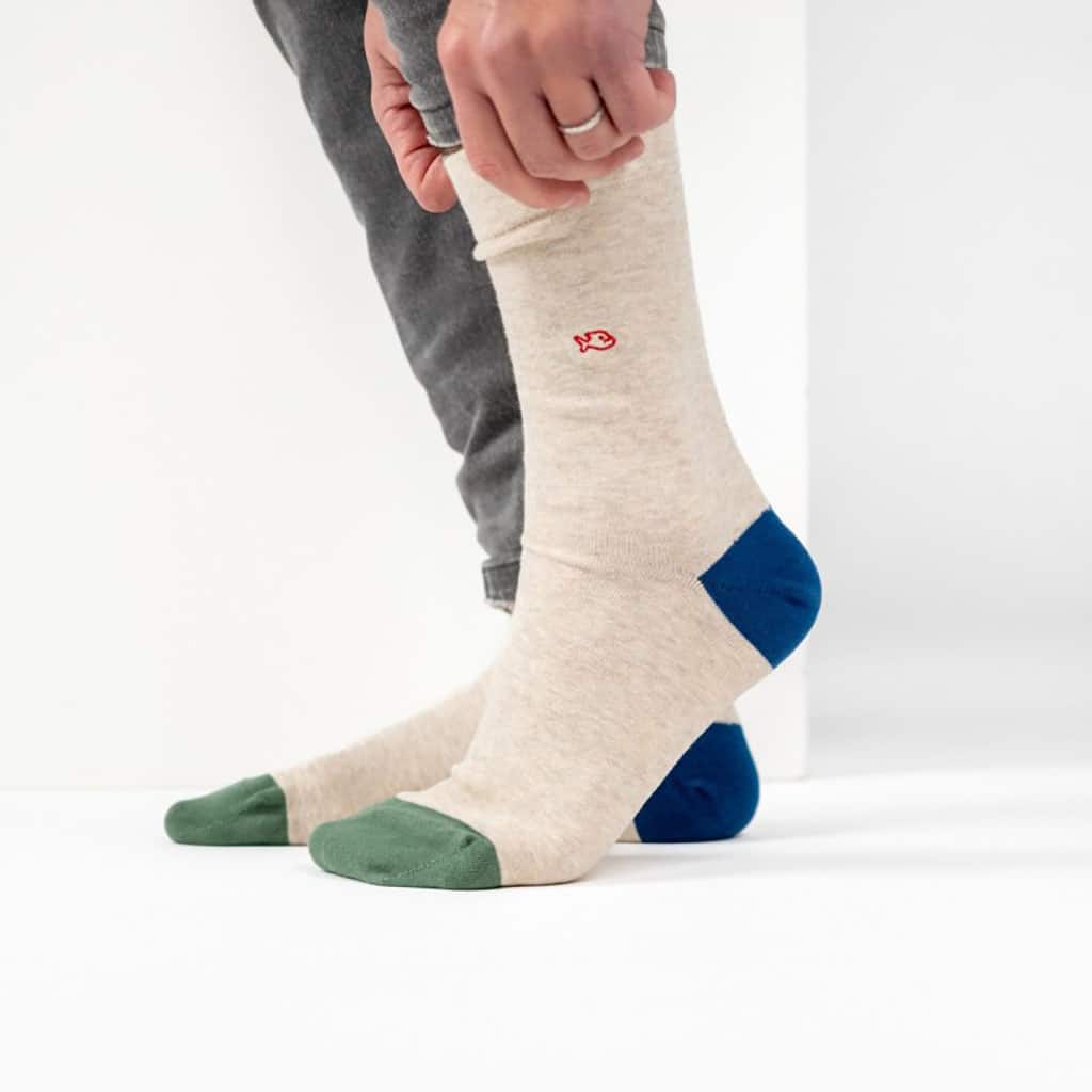 Une paire de chaussettes en coton peigné unies beige chiné Billybelt, ambiance porté