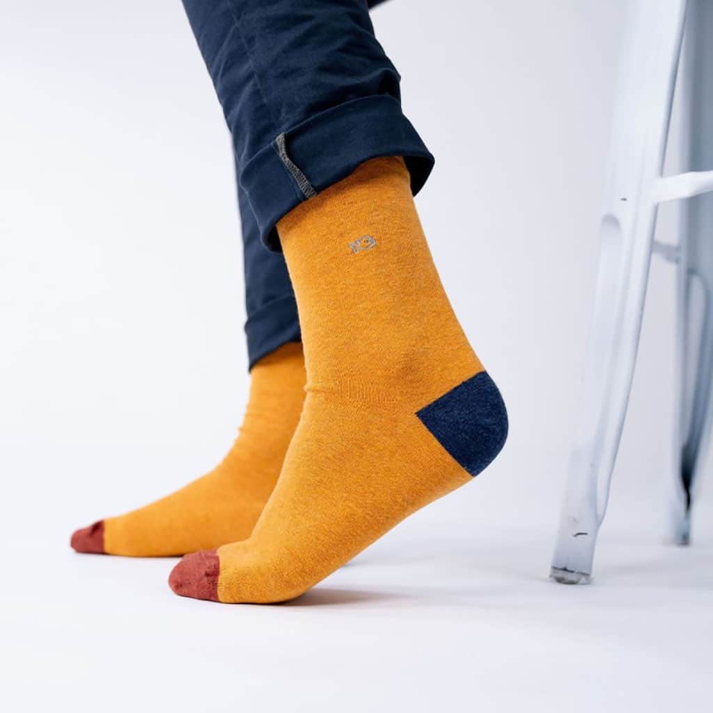 Une paire de chaussettes en coton peigné unies moutarde, bleu et rouge Billybelt, vue de coté