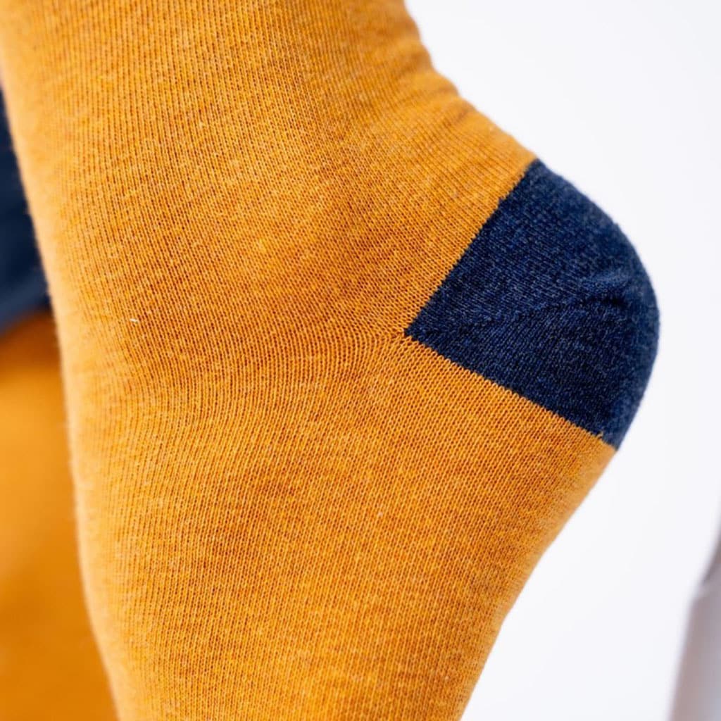 Une paire de chaussettes en coton peigné unies moutarde bleu et rouge Billybelt, ambiance porté