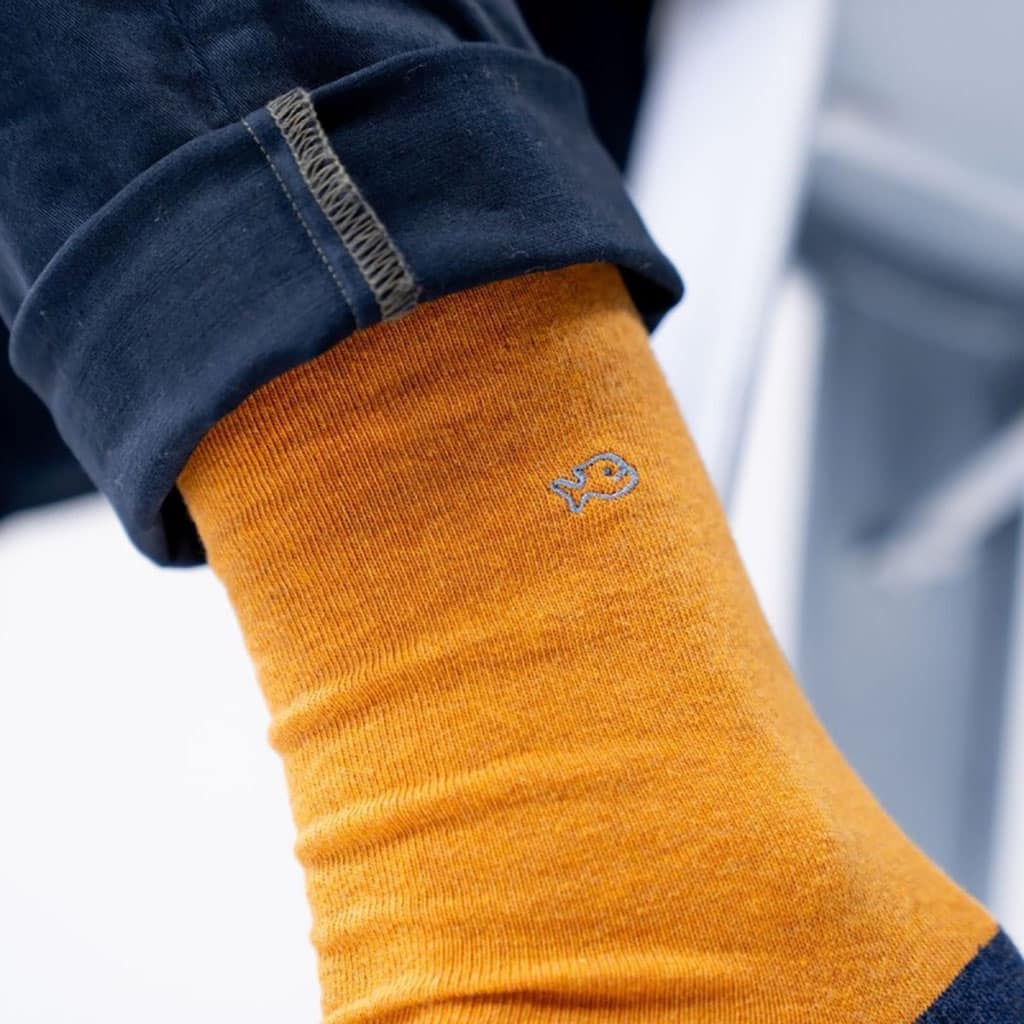 Une paire de chaussettes en coton peigné unies moutarde bleu et rouge Billybelt, ambiance porté