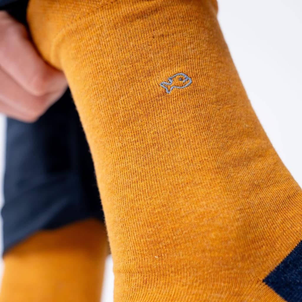 Une paire de chaussettes en coton peigné unies moutarde bleu et rouge Billybelt, ambiance porté