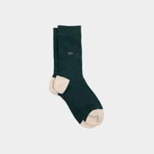 Une paire de chaussettes en coton peigne unies vert foncé chiné, vue de face sur fond blanc