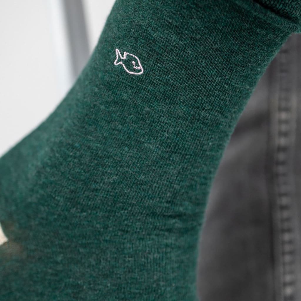 Une paire de chaussettes en coton peigne unies vert foncé chiné, vue de coté