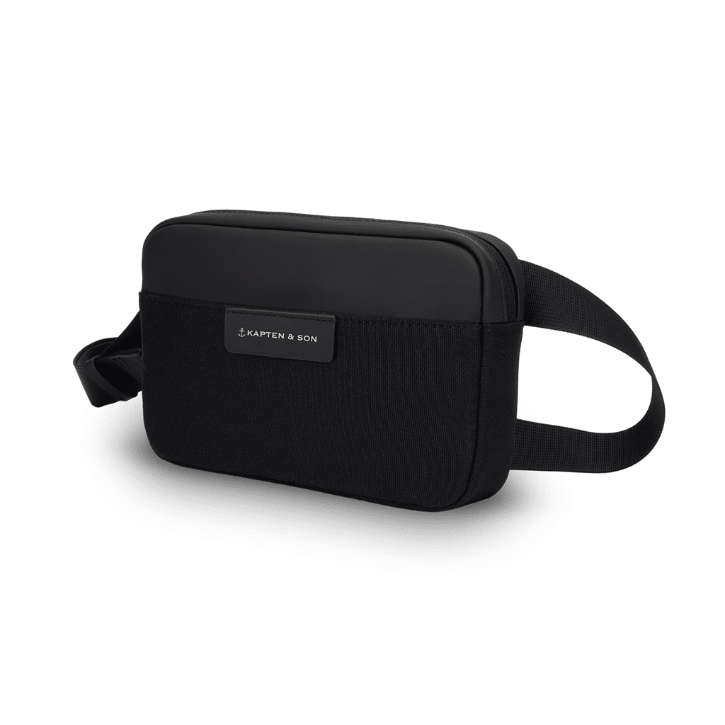 un sac banane Habo all black Kapten & Son, vue de face sur fond blanc