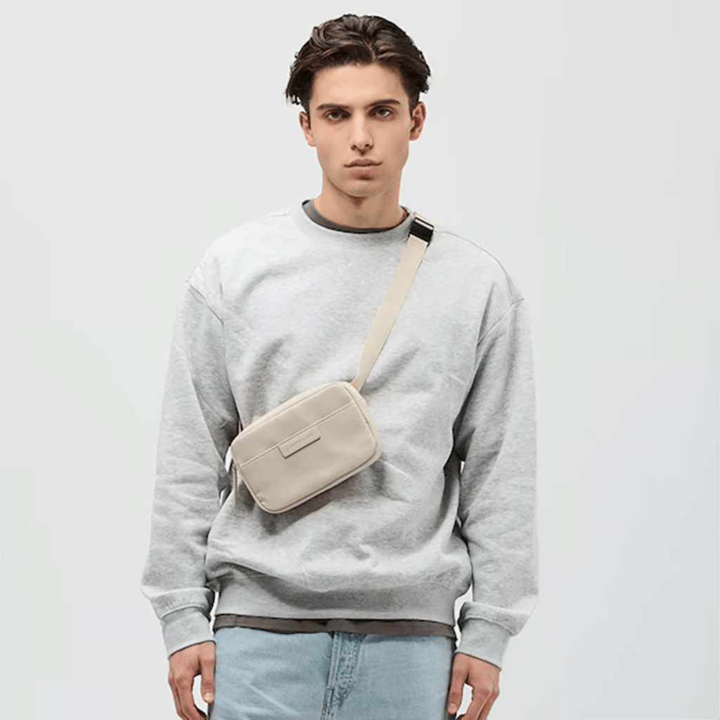 un sac banane Habo sandstone Kapten & Son, porté
