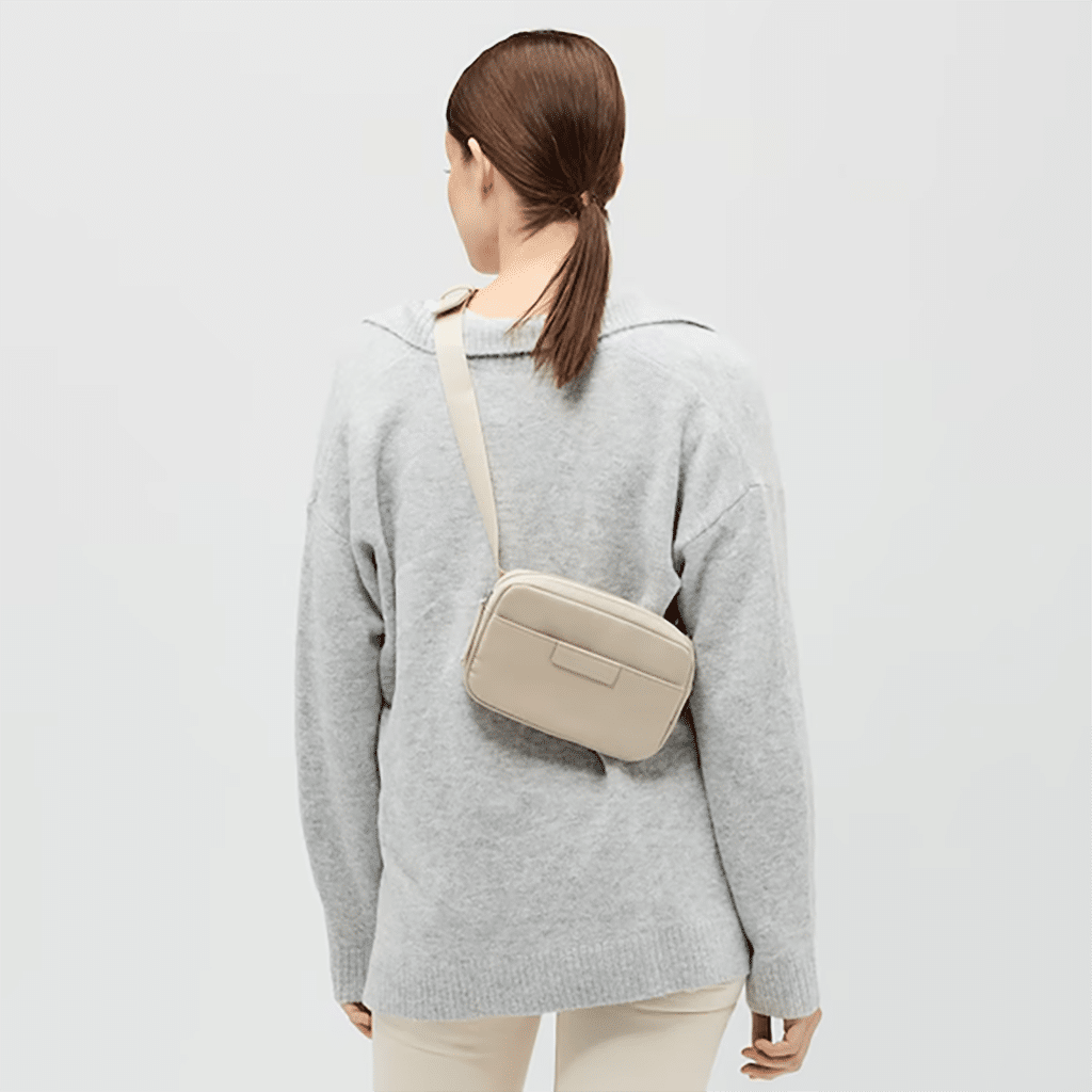 un sac banane Habo sandstone Kapten & Son, porté