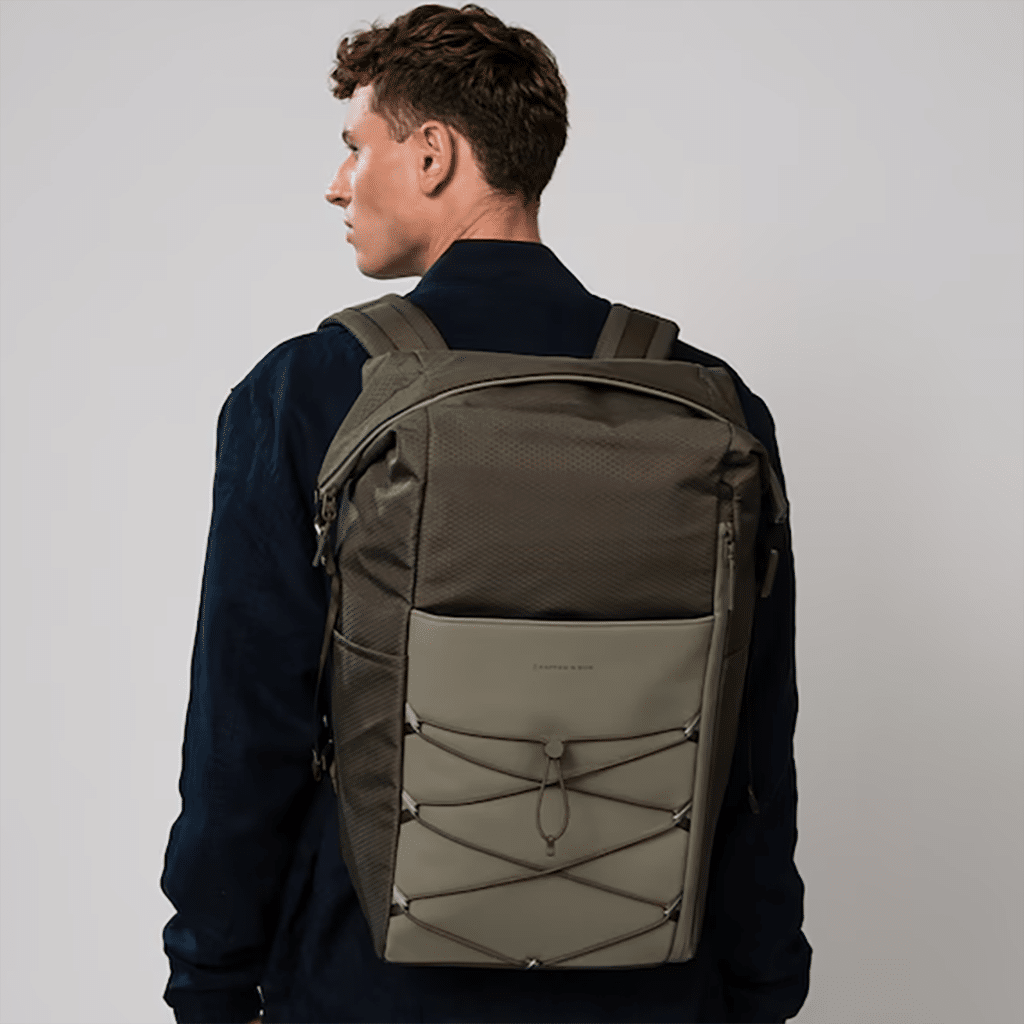 un sac à dos Yoho forest green Kapten & Son, porté