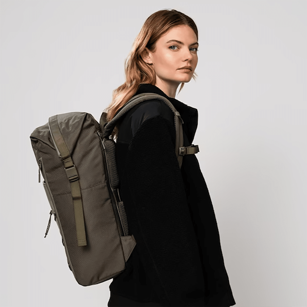 un sac à dos Yoho forest green Kapten & Son, porté