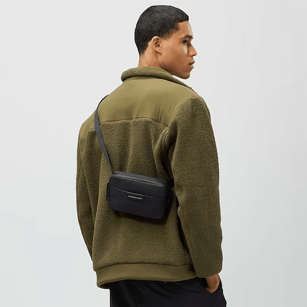 un sac banane Habo all black Kapten & Son, porté