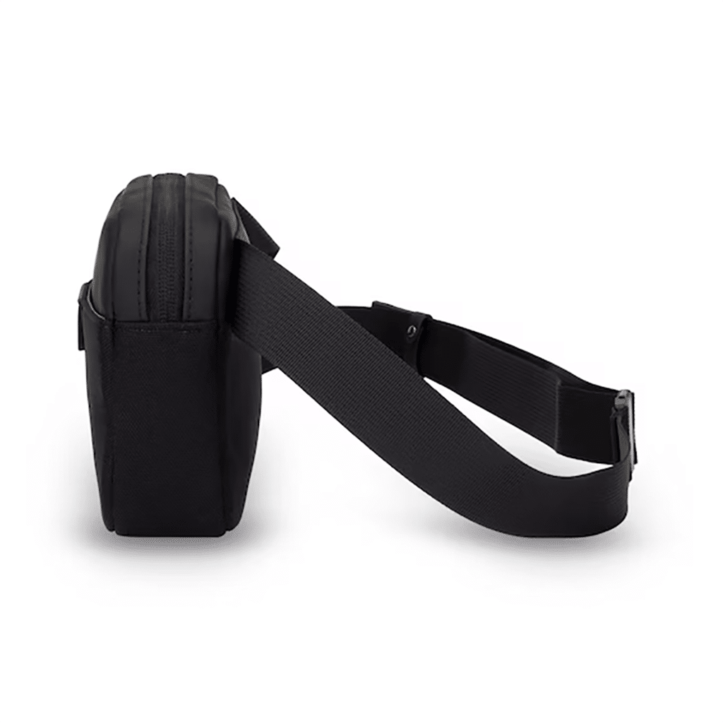 un sac banane Habo all black Kapten & Son, vue de côté sur fond blanc