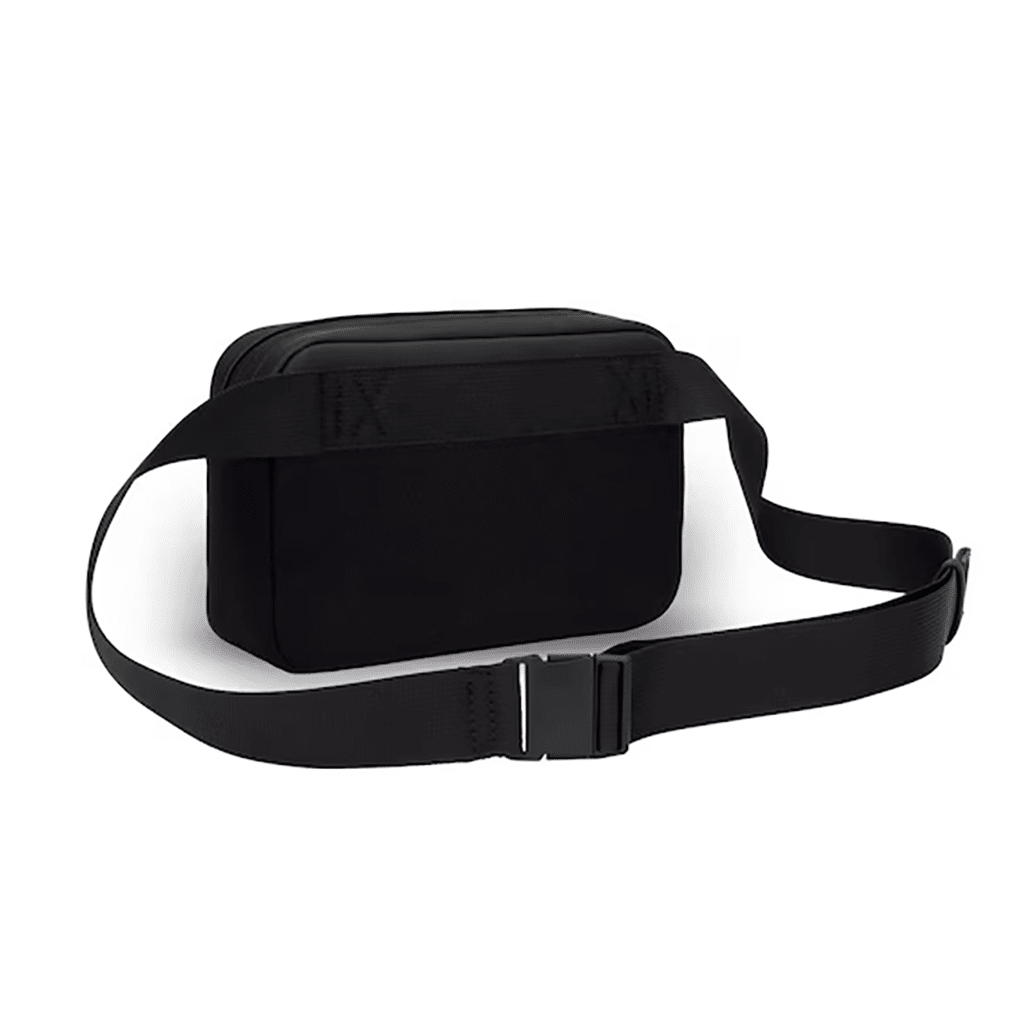 un sac banane Habo all black Kapten & Son, vue de derrière sur fond blanc
