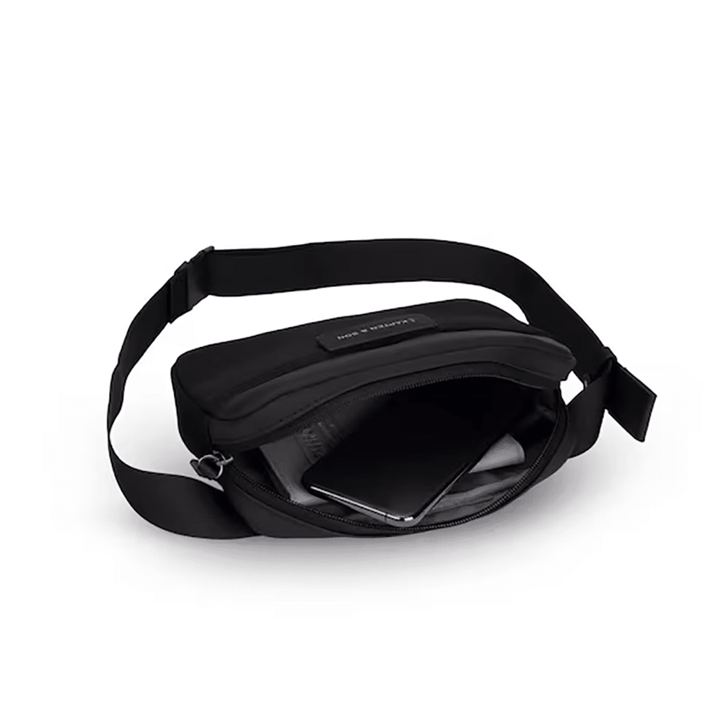 un sac banane Habo all black Kapten & Son, vue du dessus sur fond blanc