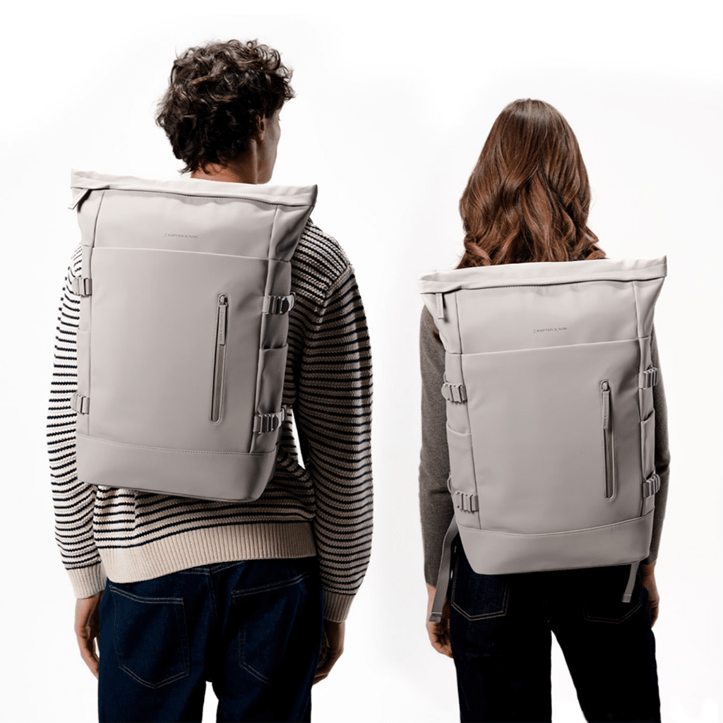 Un sac à dos beige Kapten & Son, vue de dos sur fond blanc