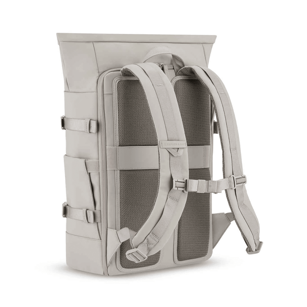 Un sac à dos beige Kapten & Son, vue de dos sur fond blanc