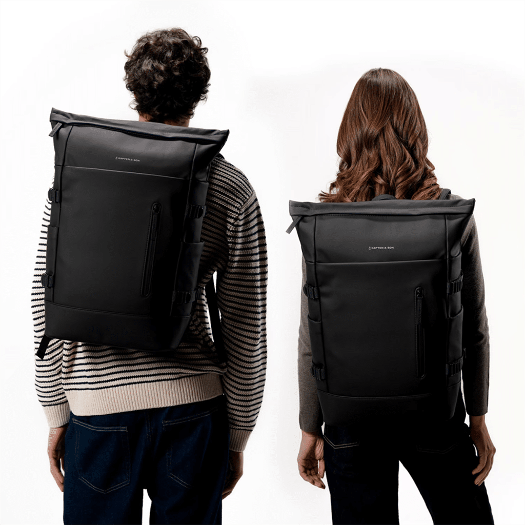 Un sac à dos noir Kapten & Son, vue de dos sur fond blanc