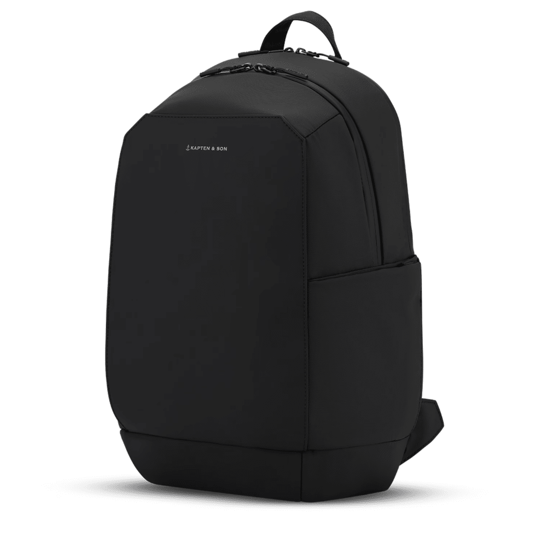 Un sac à dos all black Kapten & Son, vue de face sur fond blanc