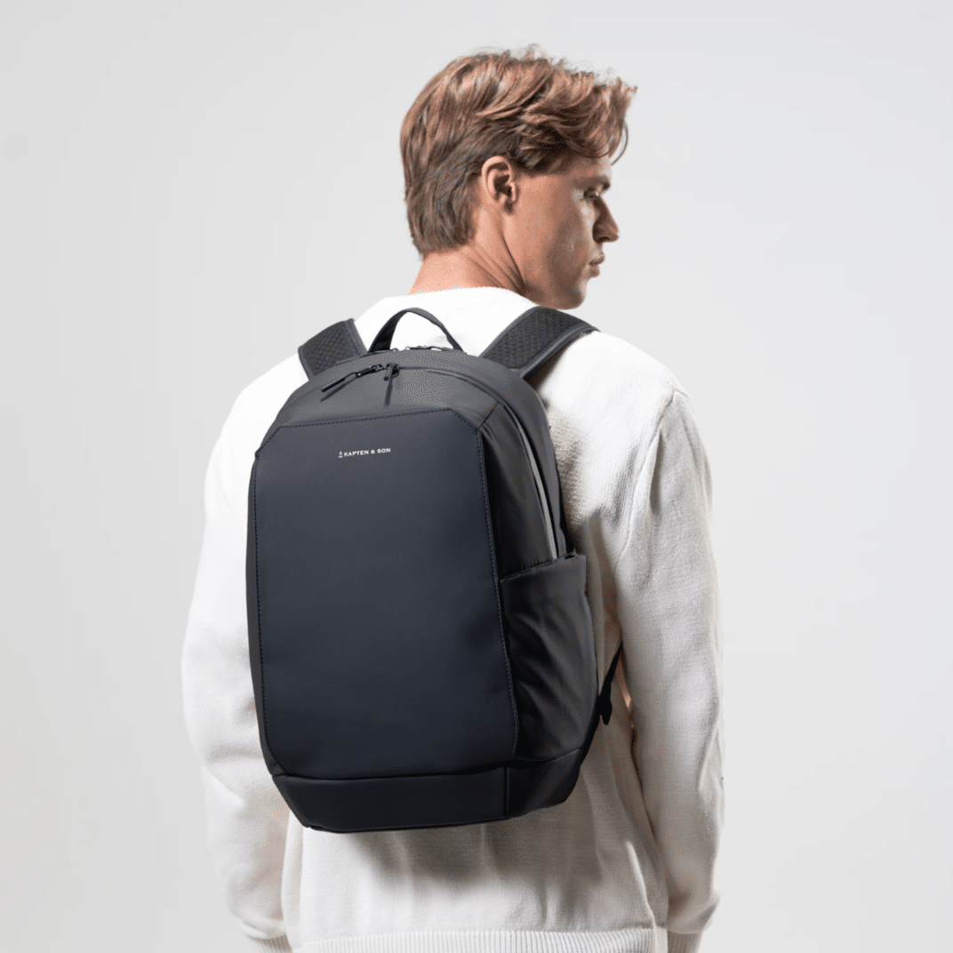 Un sac à dos all black Kapten & Son, ambiance porté