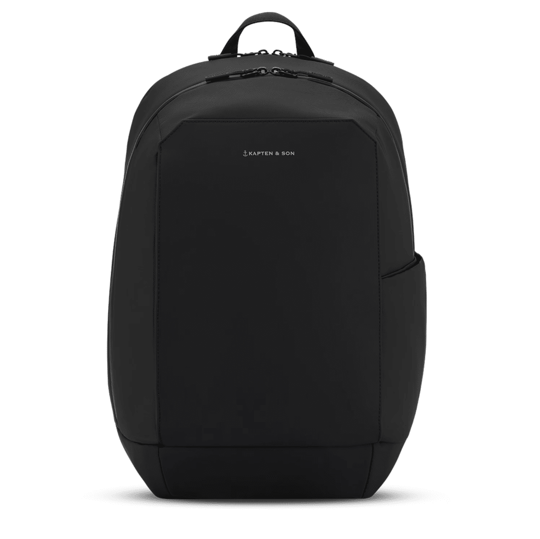 Un sac à dos all black Kapten & Son, vue de face sur fond blanc