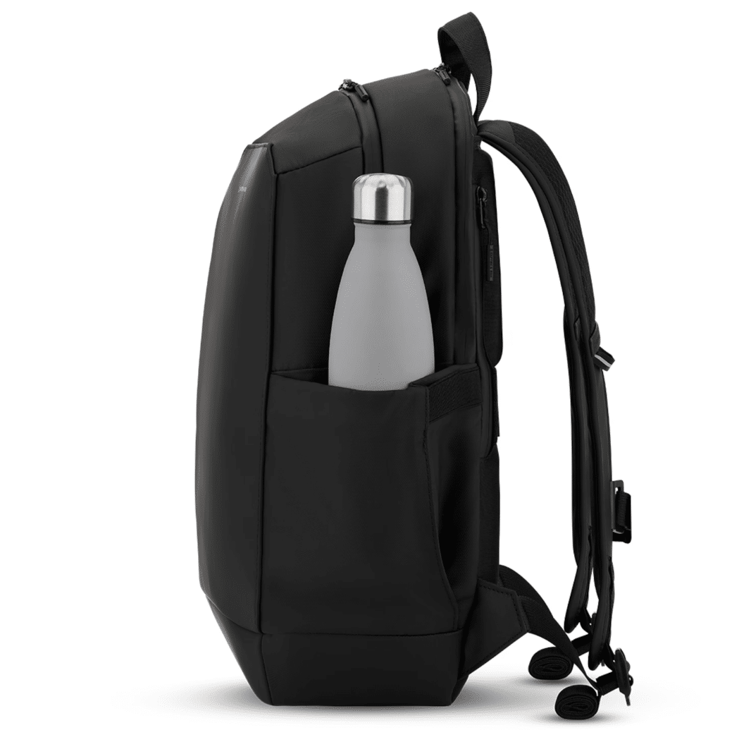 Un sac à dos all black Kapten & Son, vue de coté sur fond blanc