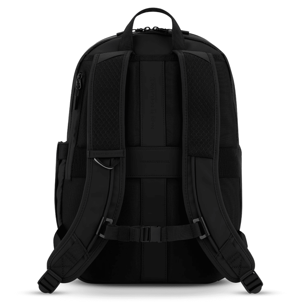 Un sac à dos all black Kapten & Son, vue de dos sur fond blanc.
