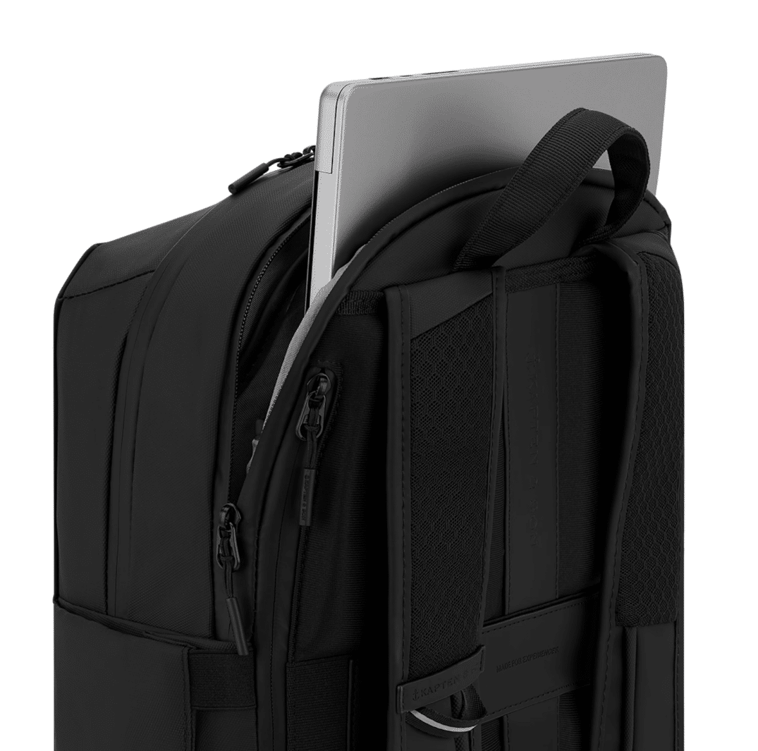 Un sac à dos all black Kapten & Son, ambiance