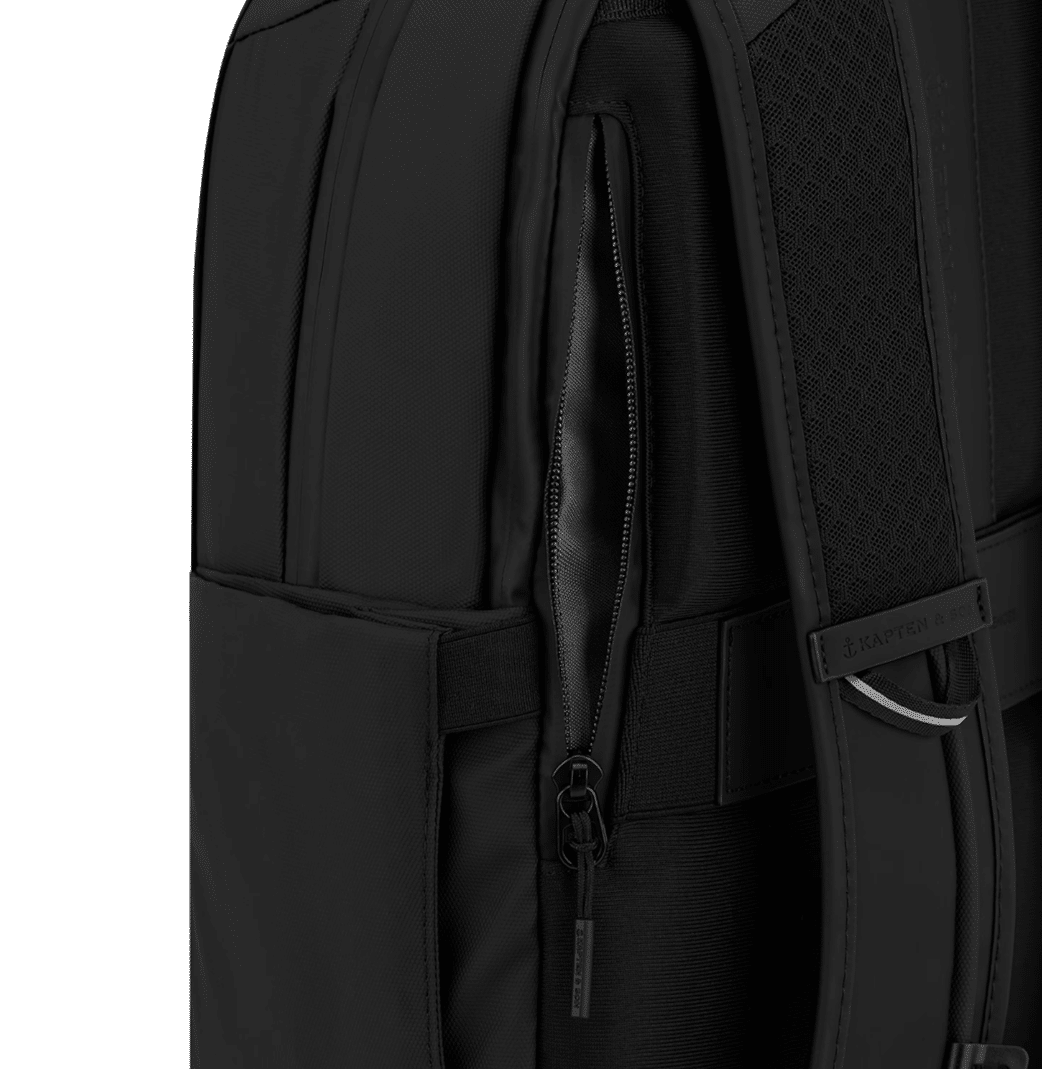 Un sac à dos all black Kapten & Son, ambiance