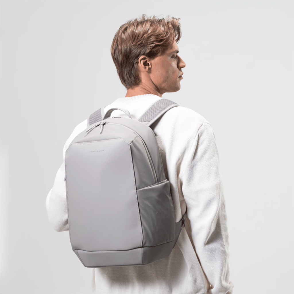 Un sac à dos Greige Kapten & Son, ambiance porté