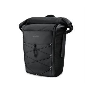Un sac à dos all black kapten & son, vue de face sur fond blanc
