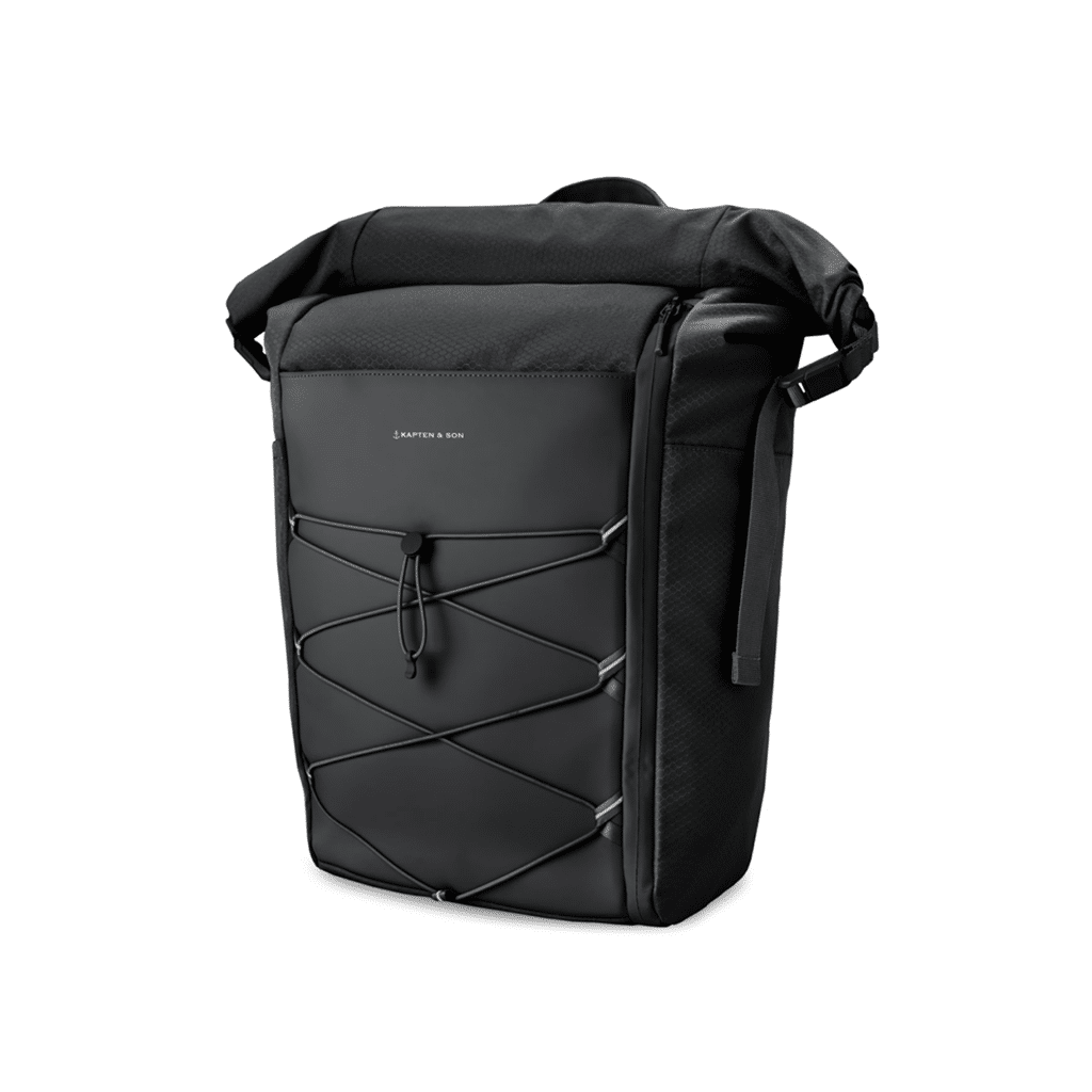 Un sac à dos all black kapten & son, vue de face sur fond blanc