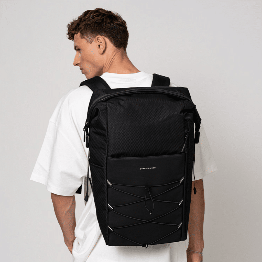 Un sac à dos all black kapten & son, ambiance porté