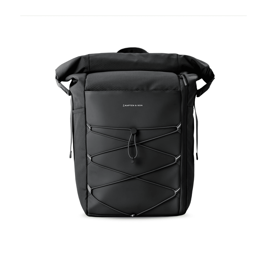 Un sac à dos all black kapten & son, vue de face sur fond blanc