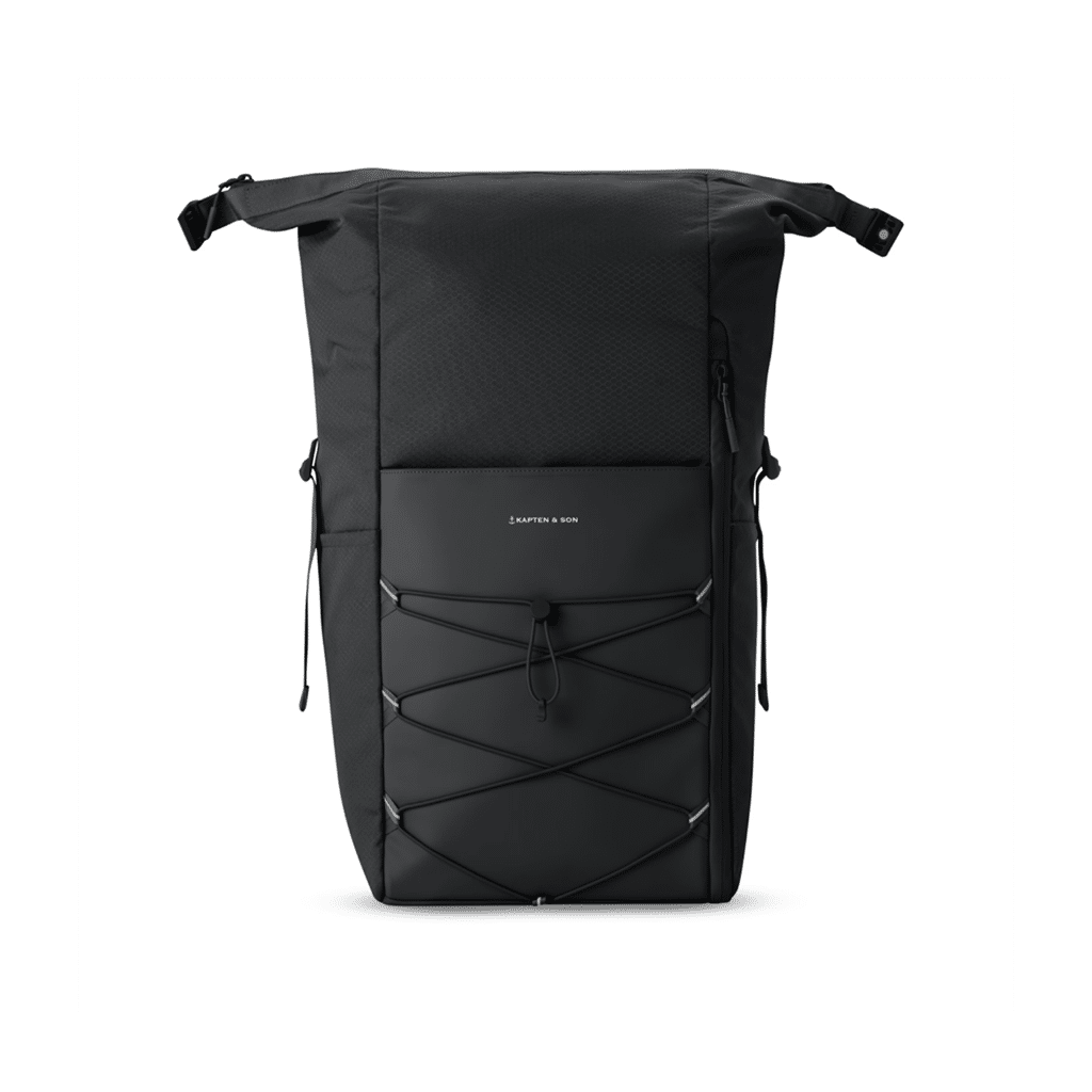Un sac à dos all black kapten & son, vue de face sur fond blanc