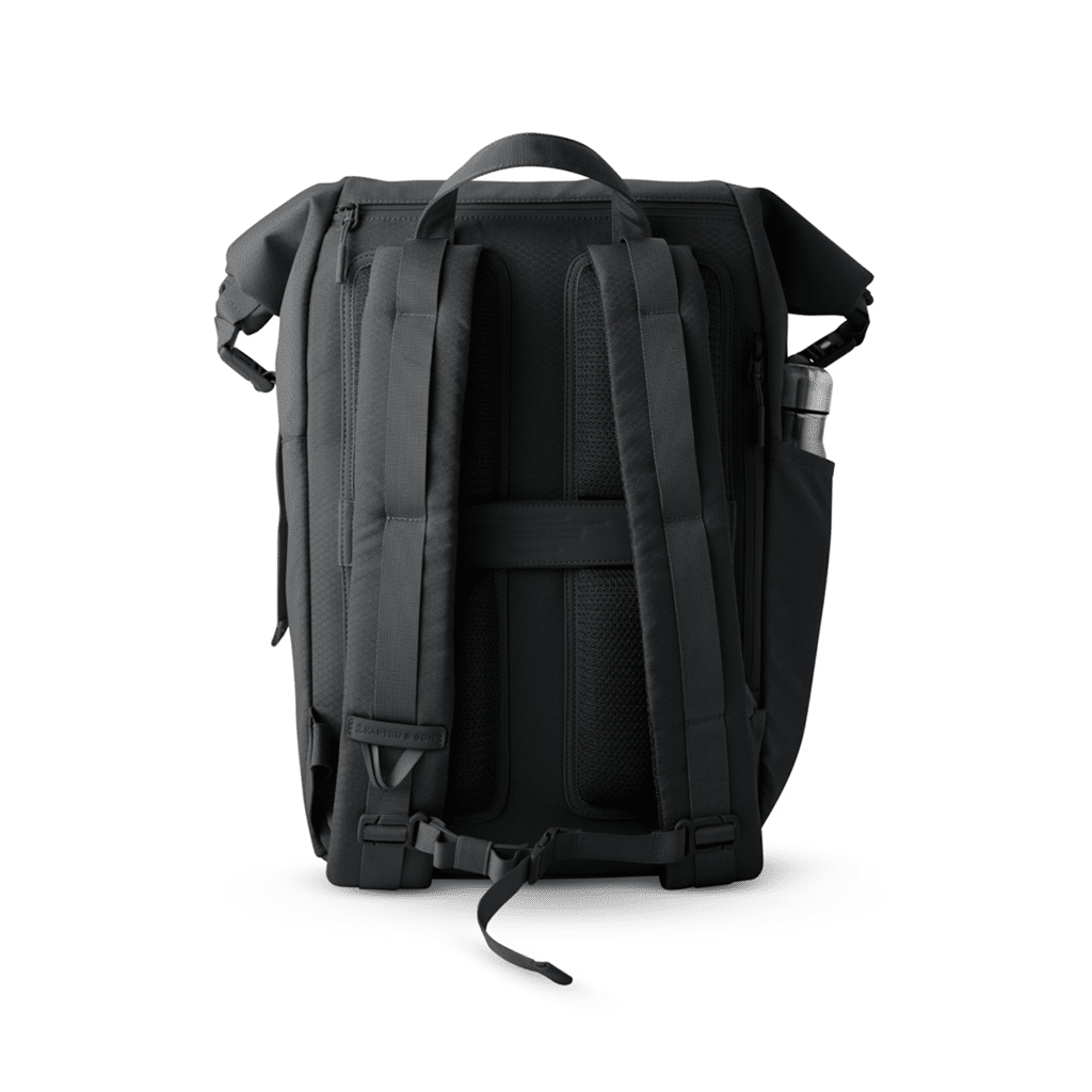 Un sac à dos all black kapten & son, vue de derrière sur fond blanc