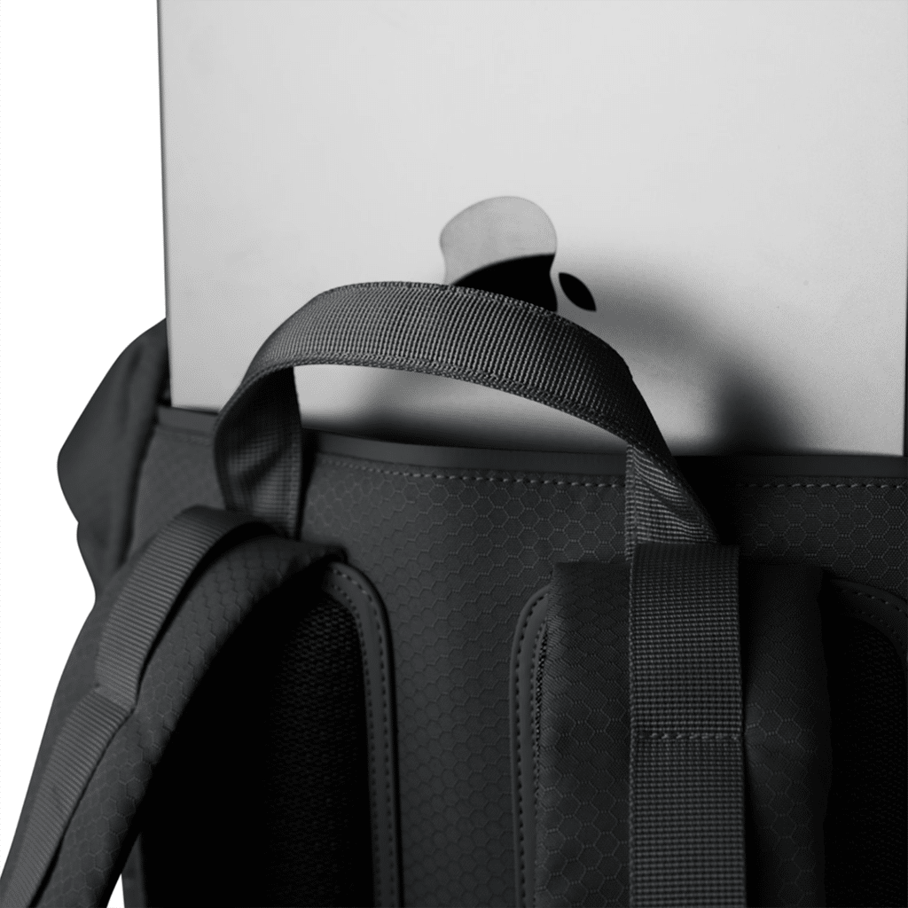 Un sac à dos all black kapten & son, ambiance