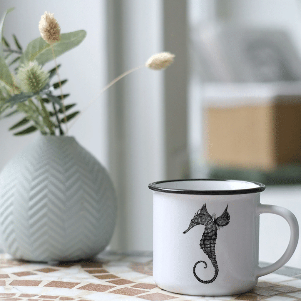 un mug en céramique hippocampe Ligarti, vue de face
