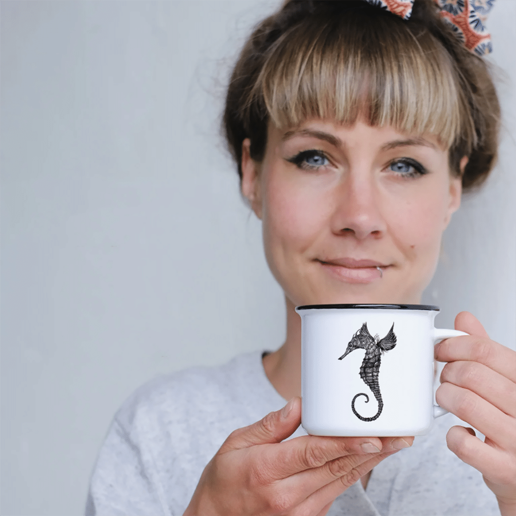 un mug en céramique hippocampe Ligarti, vue de face