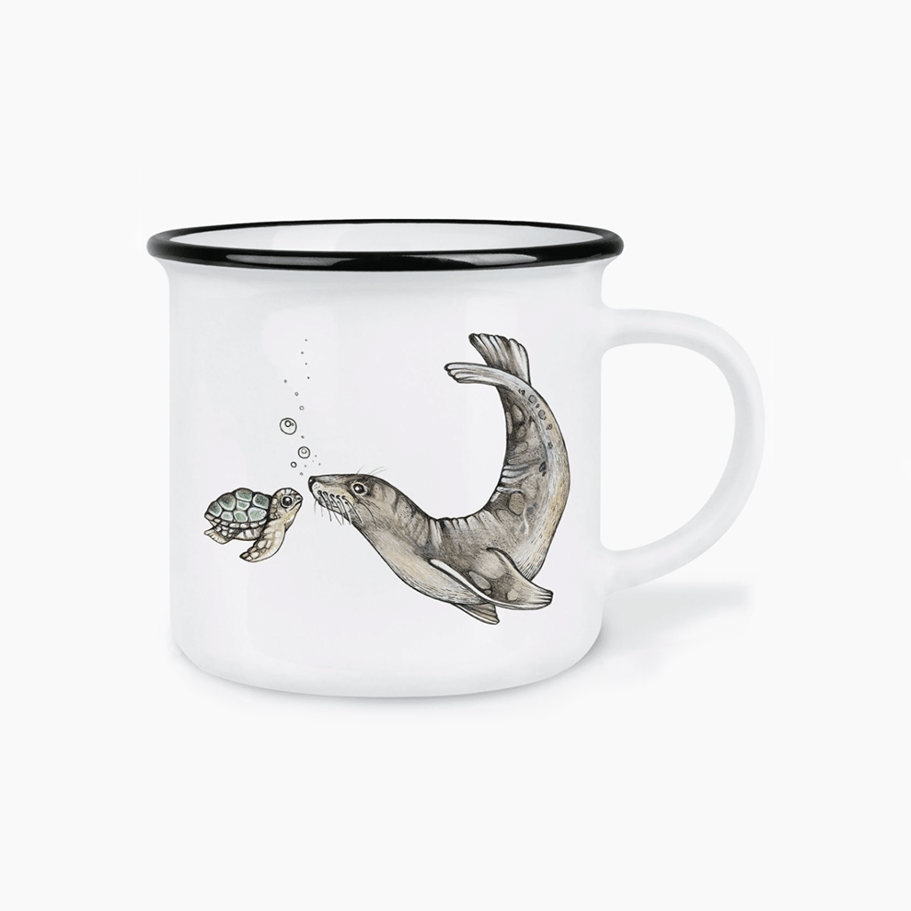 un mug en céramique tortue et otarie Ligarti, vue de face sur fond blanc