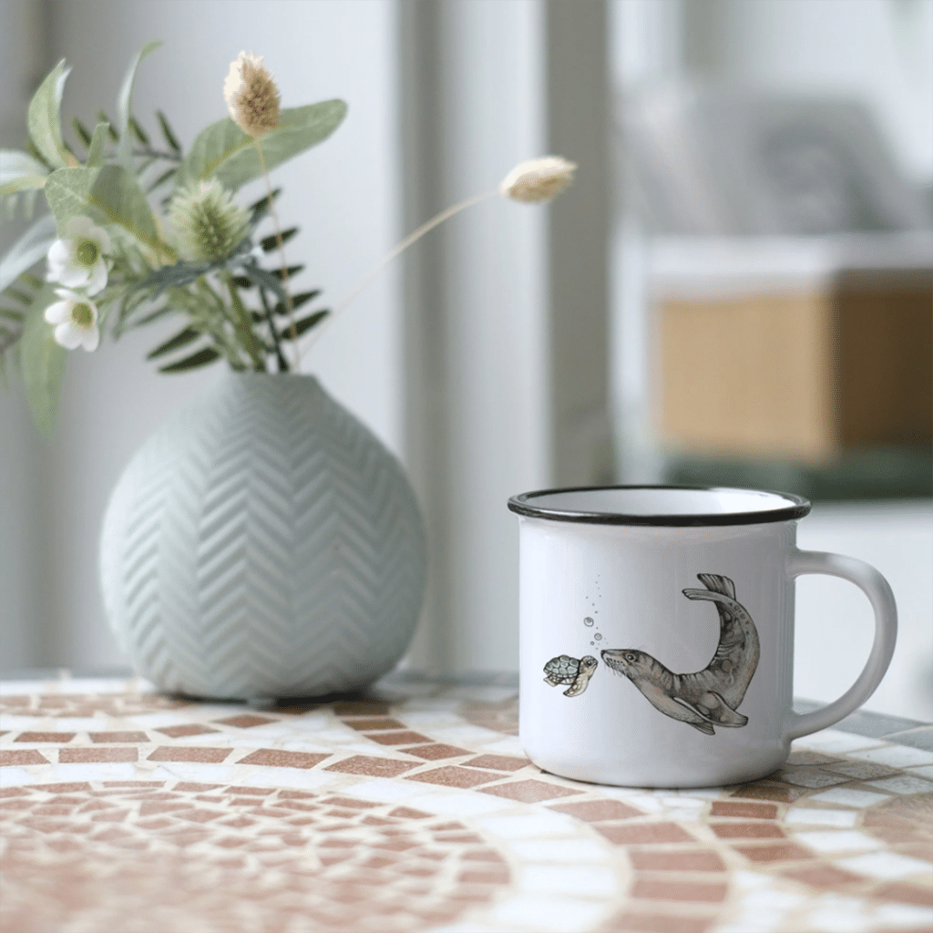 un mug en céramique tortue et otarie Ligarti, vue de face