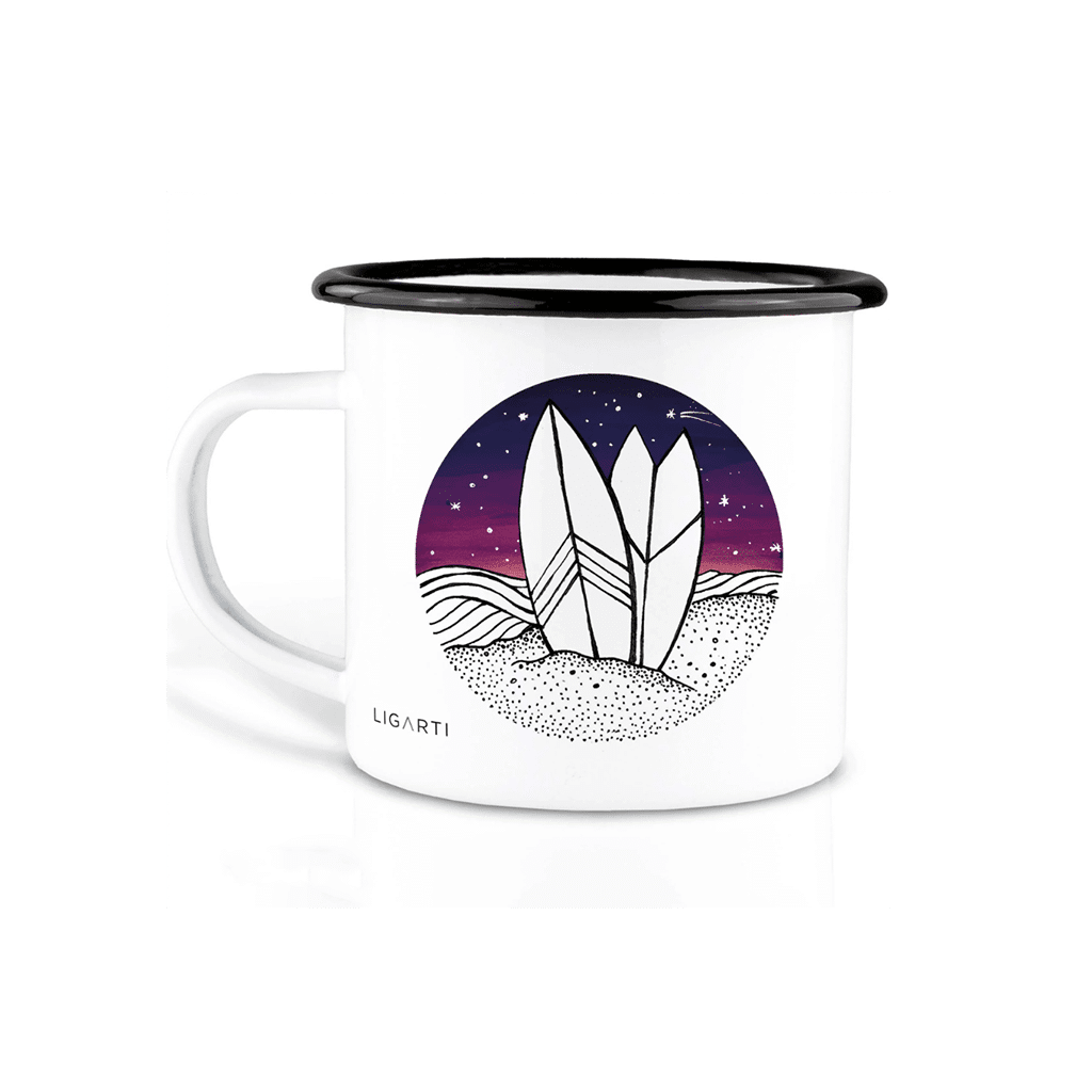 un mug émail surf Ligarti, vue de derrière sur fond blanc