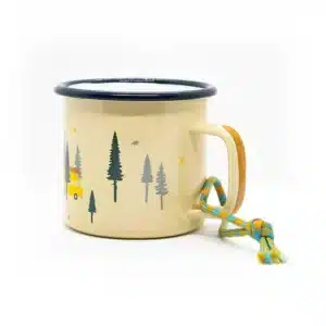Mug en émail crème sur fond blanc