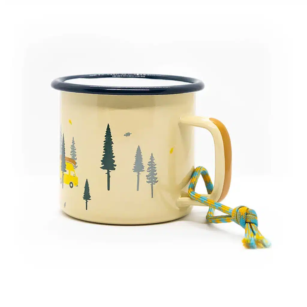 Mug en émail crème sur fond blanc