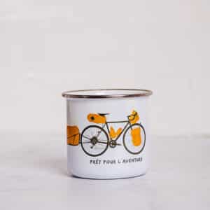 Le Mug du Cyclovoyageur : L'Indispensable Compagnon d'Aventure, Aventura Voyageur, vue de face sur fond blanc