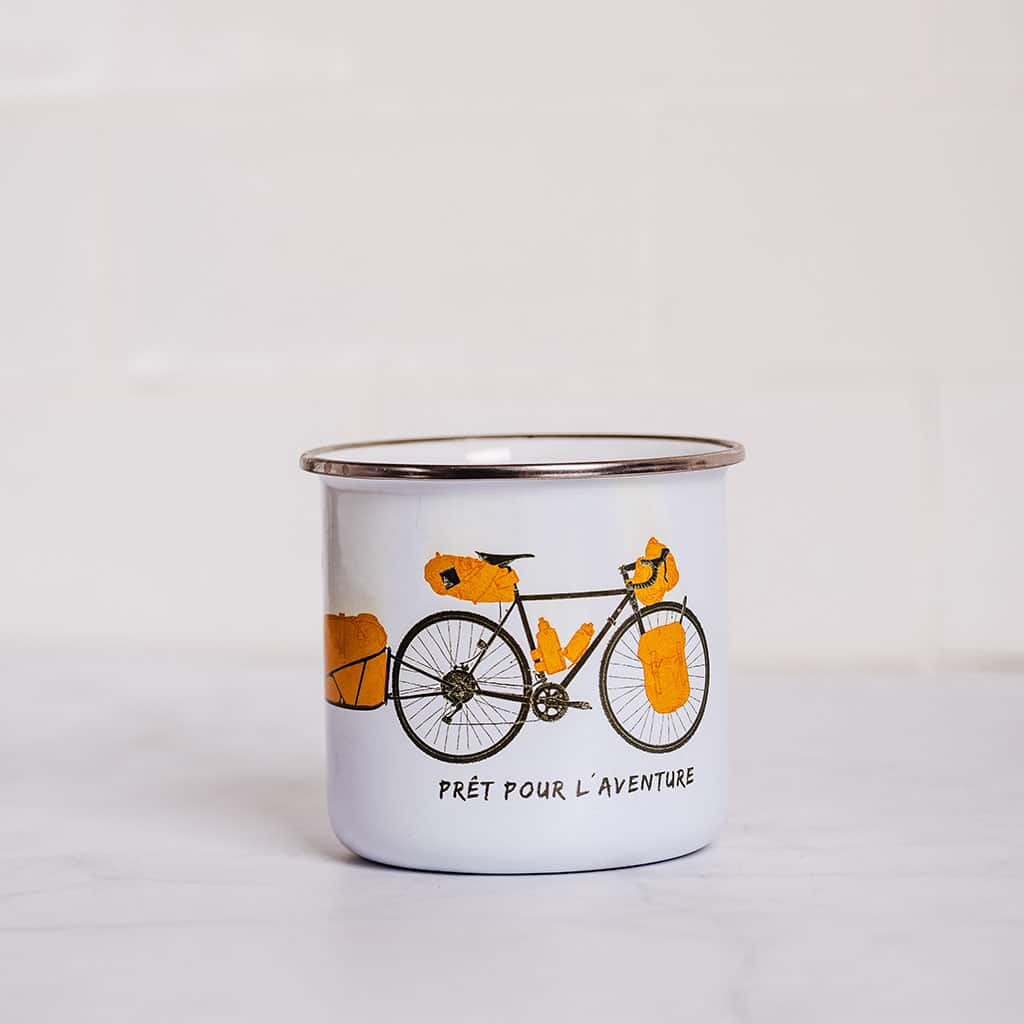 Le Mug du Cyclovoyageur : L'Indispensable Compagnon d'Aventure, Aventura Voyageur, vue de face sur fond blanc