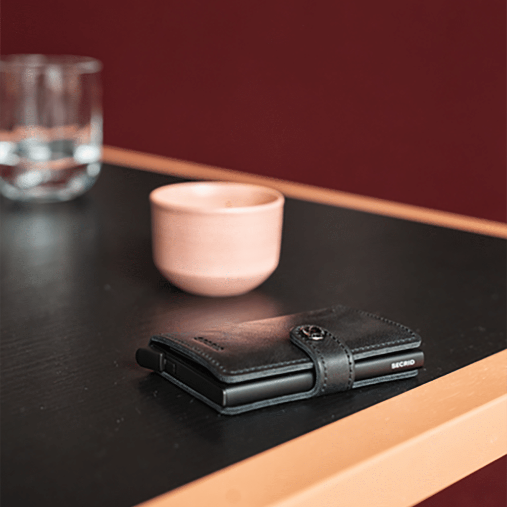 Miniwallet Vintage Black : Élégance et Compacité, Secrid, vue de côté sur fond blanc