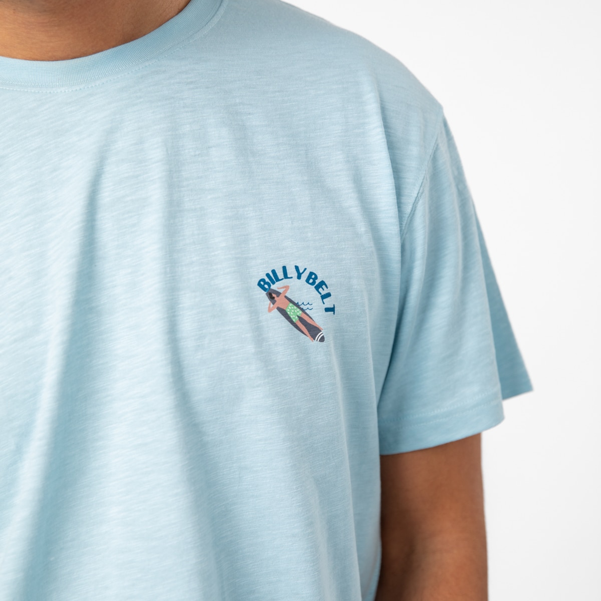 T-shirt 100% coton biologique Surfeur - Bleu clair – Billybelt - Porté