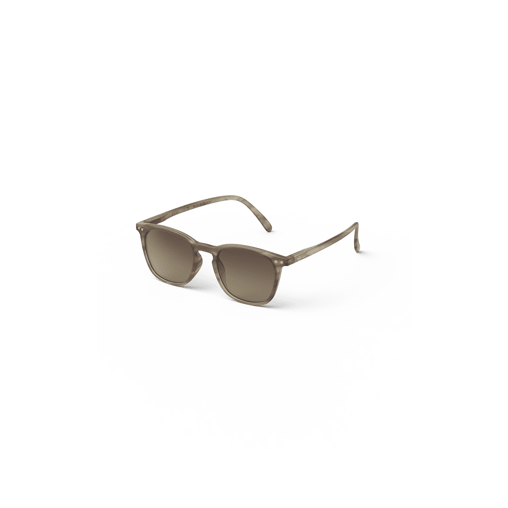 Lunettes de soleil #E - Smoky brown, Izipizi, vues de côté sur fond blanc