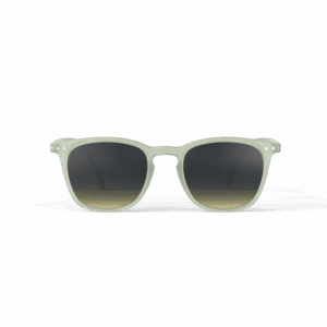 Lunettes de soleil #E - Quiet green, Izipizi, vue de face sur fond blanc