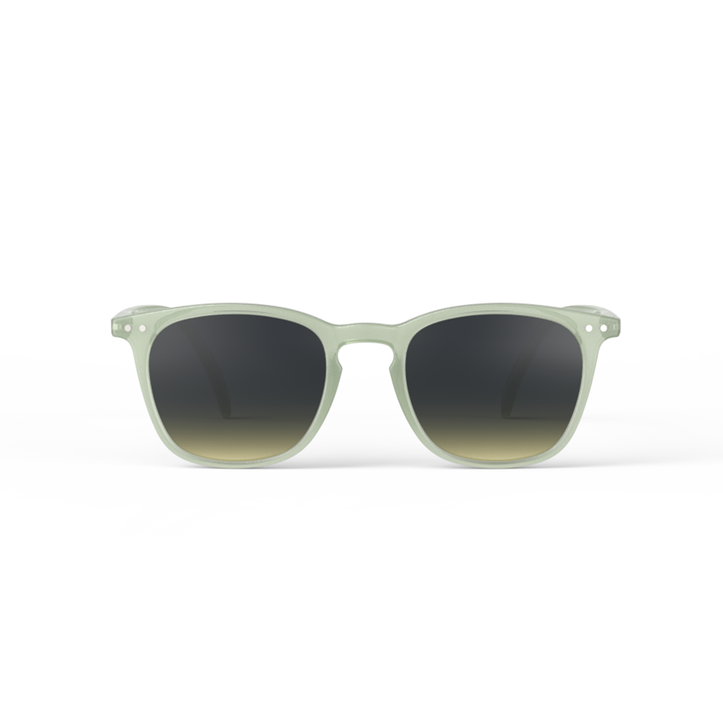 Lunettes de soleil #E - Quiet green, Izipizi, vue de face sur fond blanc
