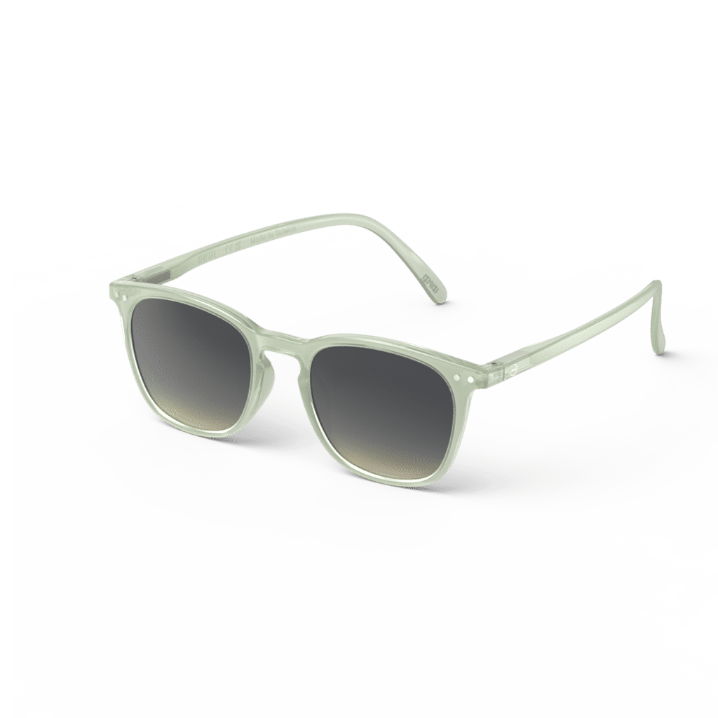 Lunettes de soleil #E - Quiet green, Izipizi, vue de côté sur fond blanc